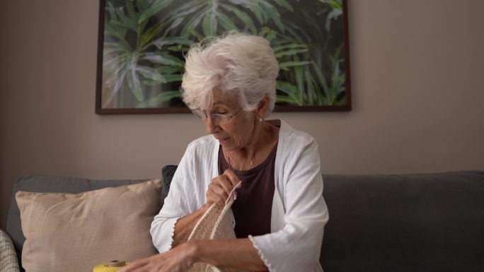 资深女性在家里教钩针编织虚拟活动-网络摄像头视角