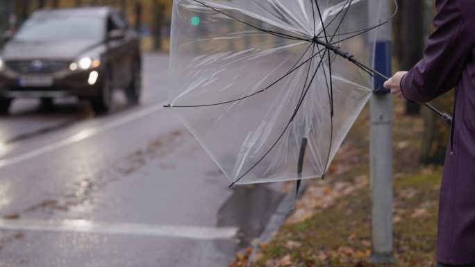 风雨交加的人倒霉