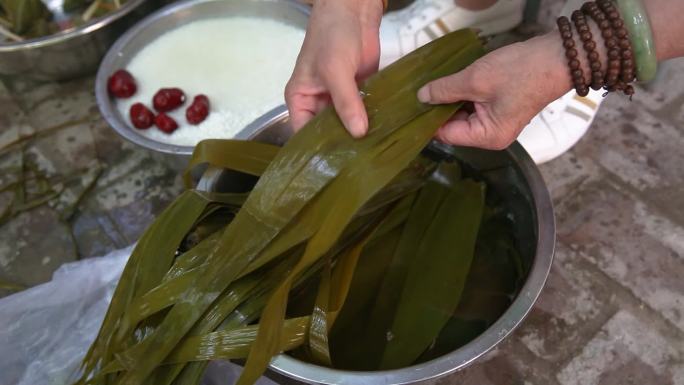 农村小院端午包粽子吃粽子