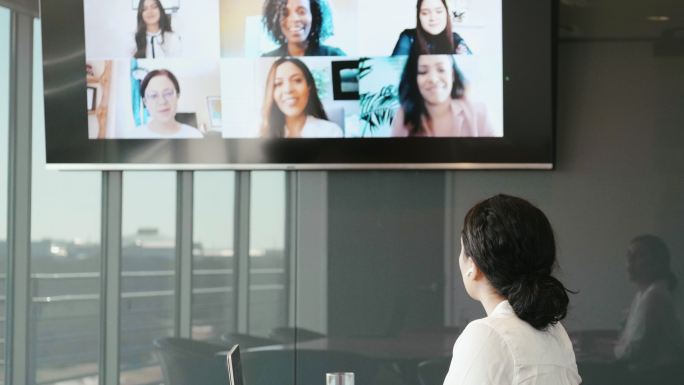 中年女商人与同事参加虚拟会议