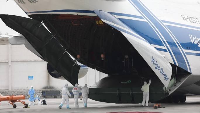 AN-124世界第二大运输机装卸货物