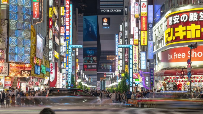 时间流逝：日本东京新宿哥斯拉路的行人和游客拥挤不堪。