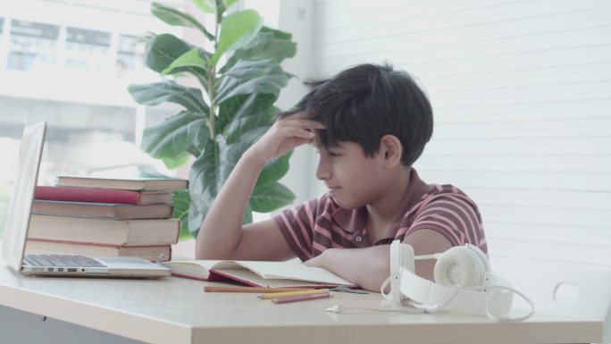 年轻的印度男孩因在线学习而感到压力。