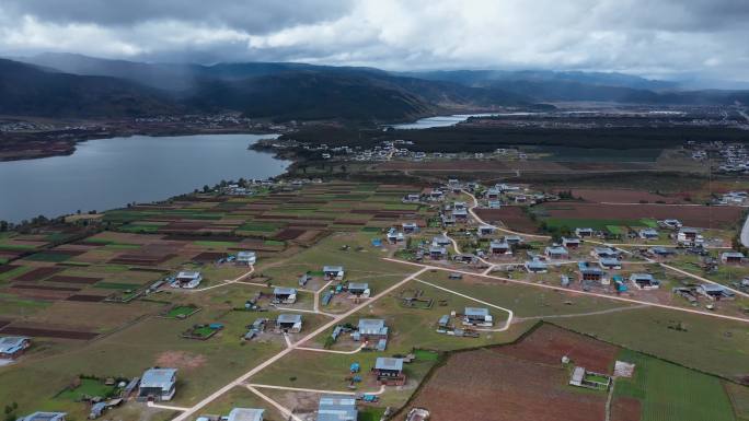 草原牧场村庄视频香格里拉藏区藏族民房湖泊