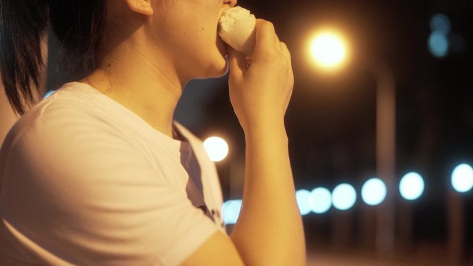 夜晚独自拖着行李箱行走在黑夜离家出走空镜