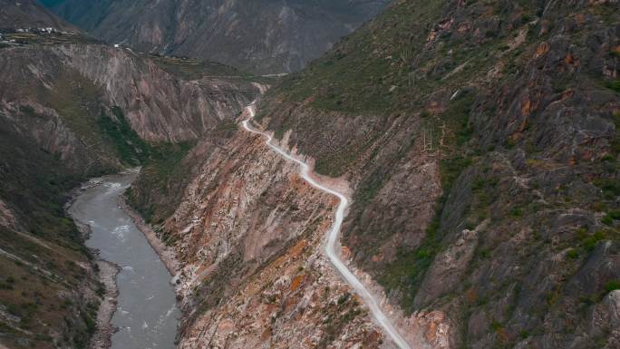 滇藏线丙察察艰险狭窄的沿江道路