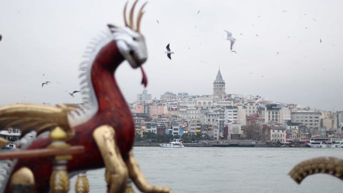加拉塔和伊斯坦布尔城市景观，游船漂浮在博斯普鲁斯海峡，龙型船船尾，龙型船，埃米诺努广场的船和加拉塔