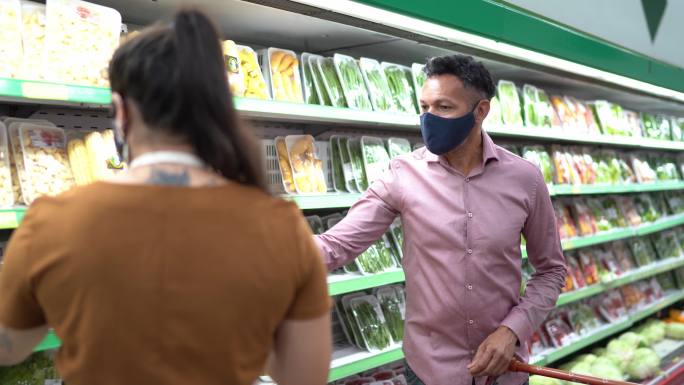 超市员工帮助顾客戴口罩