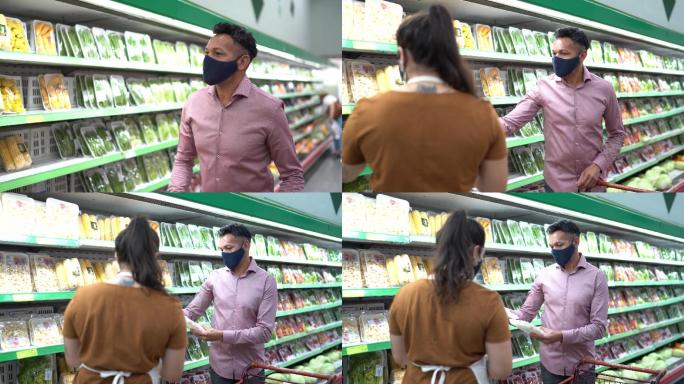 超市员工帮助顾客戴口罩