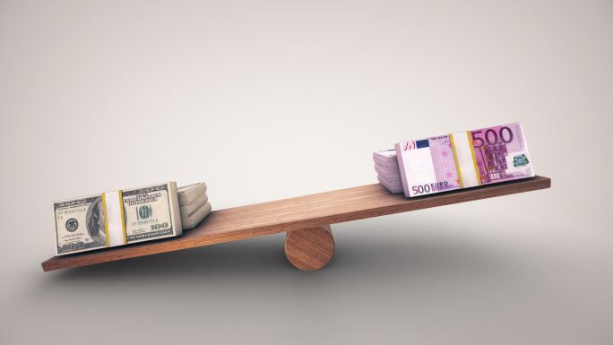 100美元和500欧元在木制跷跷板上平衡。动画两边都变慢了你可以停在一边你选择全球经济的概念金融业务