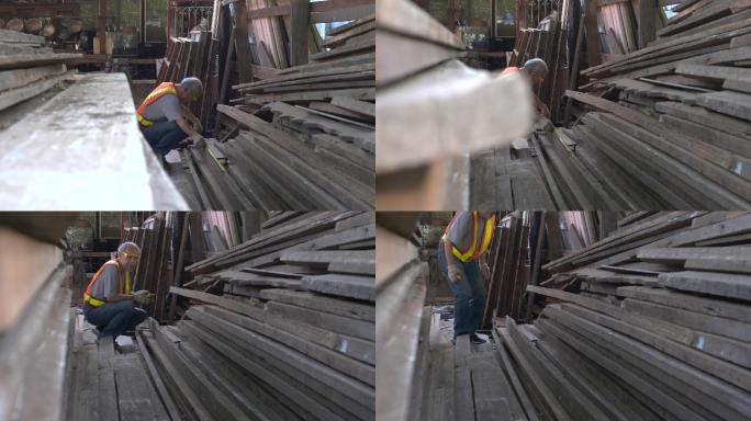 高级木匠检查制造中木板的质量