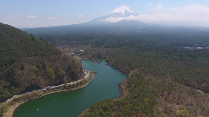 鸟瞰日本富士松鸡湖周围的青山