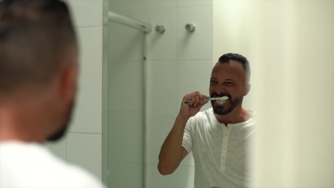 成年男子在家刷牙口腔清洁