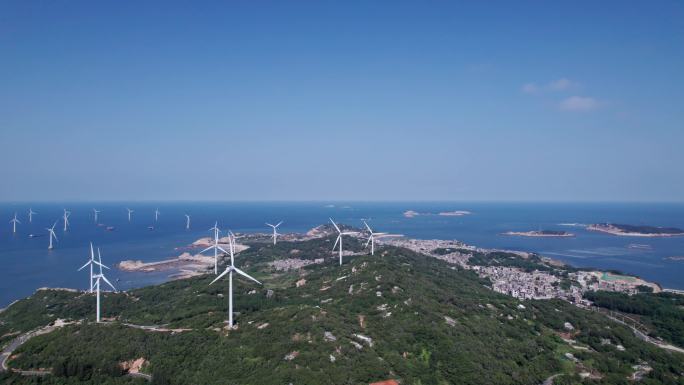 海边山顶风力涡轮机鸟瞰图