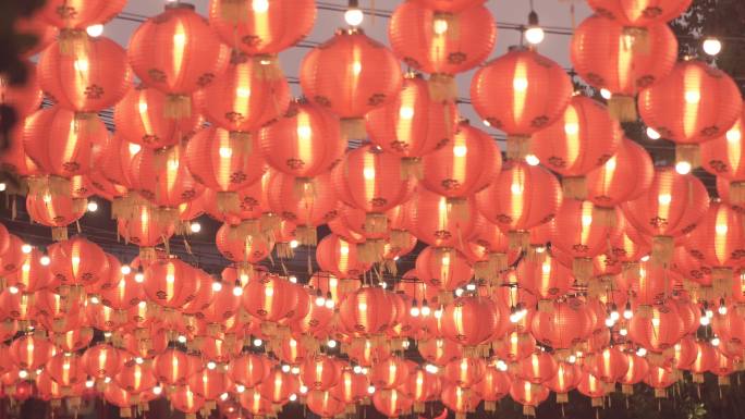 挂着庆祝农历新年的中国灯笼。