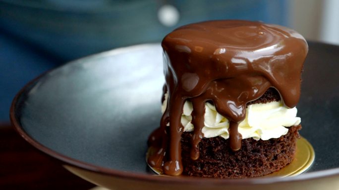 SLOMO-用融化的巧克力制作顶级巧克力蛋糕