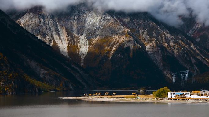 牧区草垛视频秋季青藏高原湖畔牧民草垛高山