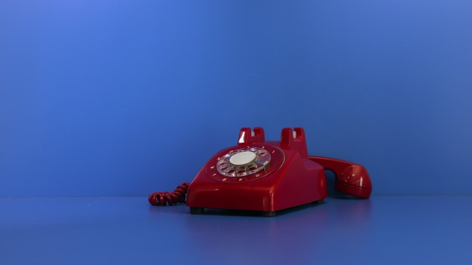 旧红色手机掉到蓝色背景下