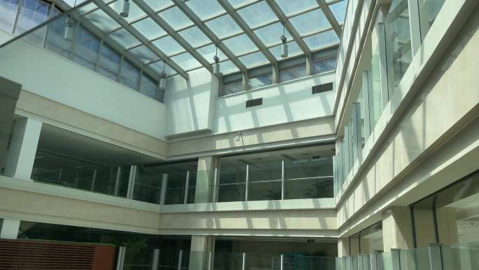 阳光穿透建筑天窗/医院大厅垂直下摇空镜
