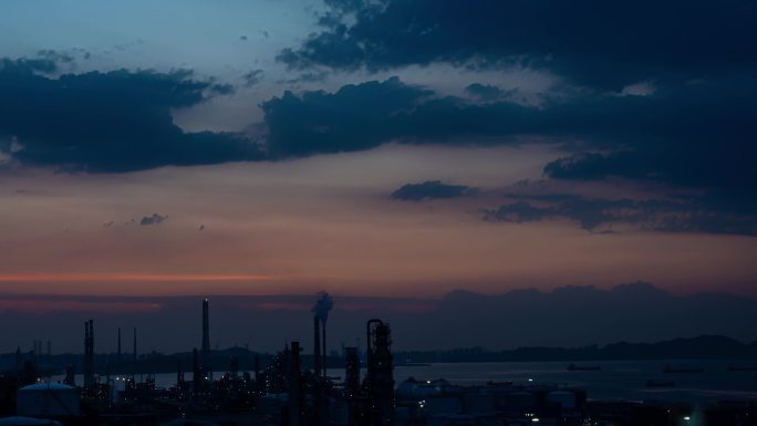 大连炼厂的日出，非常漂亮的云彩