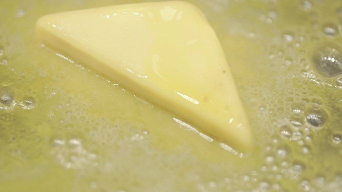 黄油在锅里融化 融化的黄油块 煎牛排