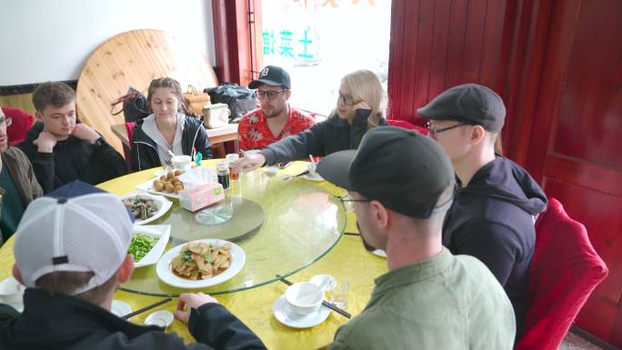 老外中式餐厅吃饭用餐外国人使用筷子喝酒