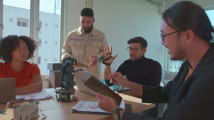 青年工程师小组学习和讨论arm项目机器人。
