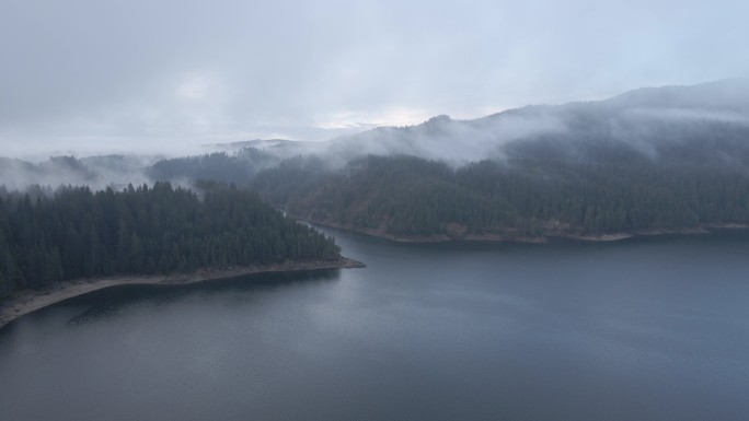 俯瞰大雾缭绕的山河，从上面直接看到。
