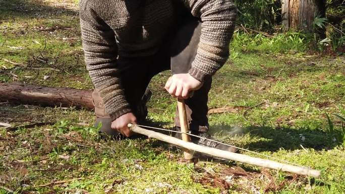 弓钻射击慢动作钻木取火生活野外