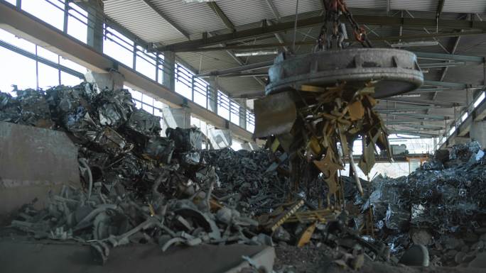 在回收设施将废金属送入碎纸机的工业磁铁