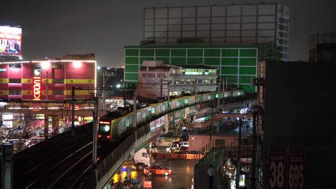 菲律宾马尼拉轻轨穿越EDSA的夜景