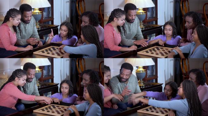 美国黑人家庭在家玩跳棋
