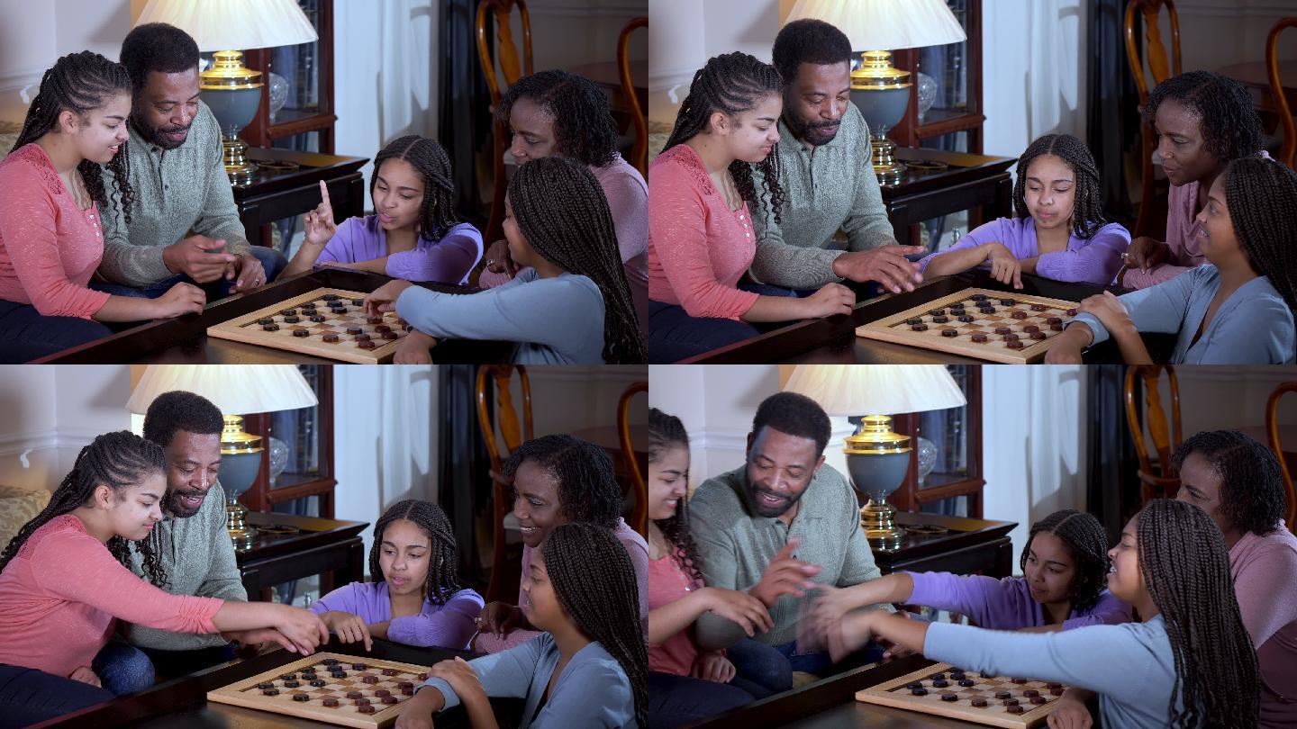 美国黑人家庭在家玩跳棋