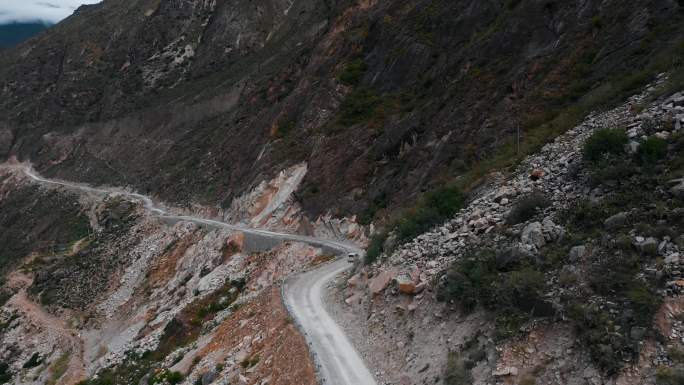 滇藏线丙察察艰险狭窄的沿江道路塌方落石