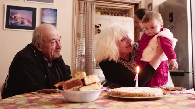 2019冠状病毒疾病期间与家人一起庆祝一周岁生日。
