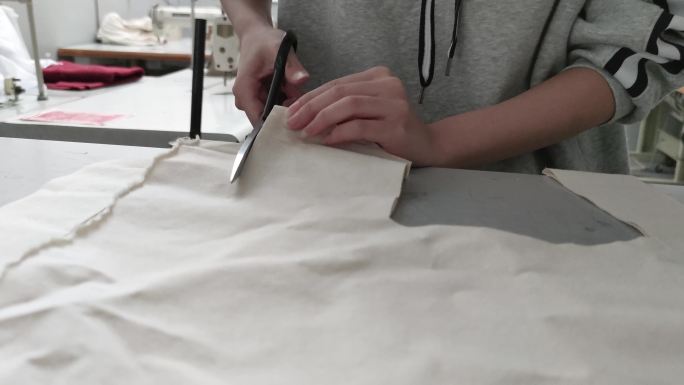 亚裔中国女时装学院学生在学院工作坊裁剪里料服装项目