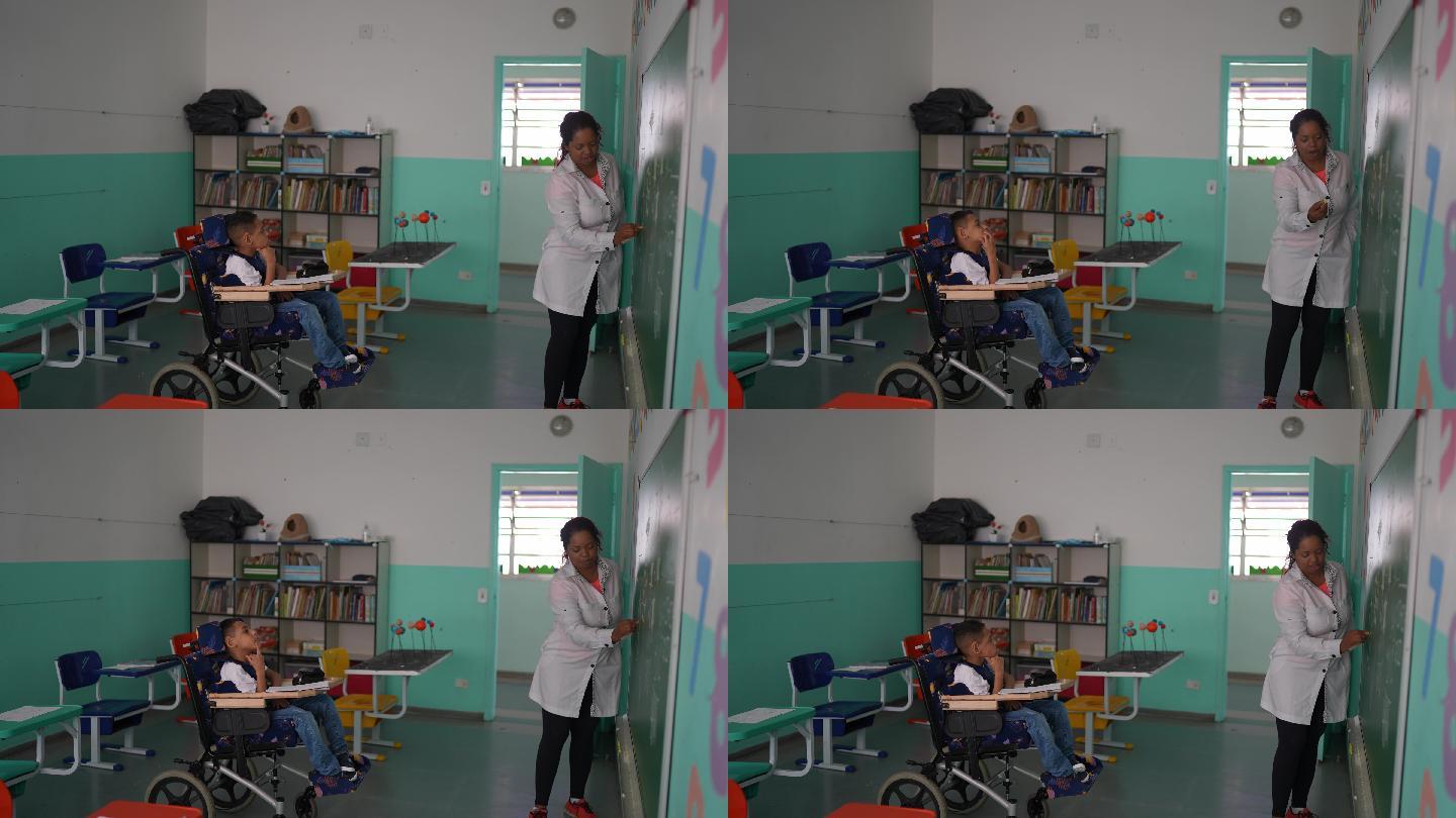老师在教室里教一个残疾男生