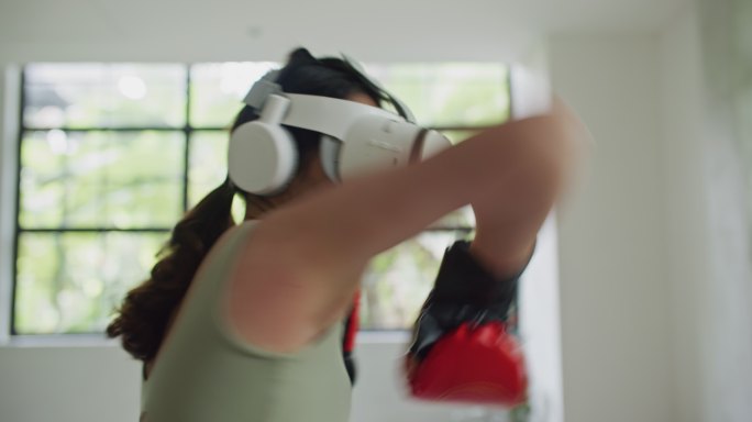 运动女子拳击在虚拟现实中的训练