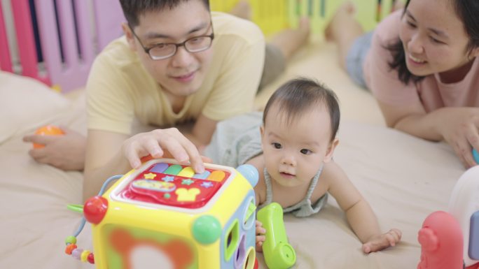 亚洲父亲为女儿玩音乐盒玩具
