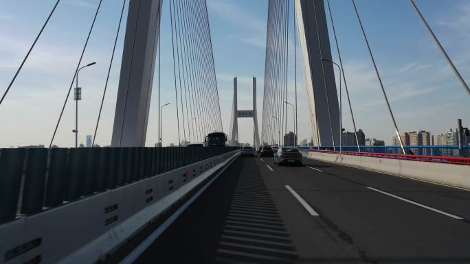 中国上海南浦大桥上的实时汽车驾驶
