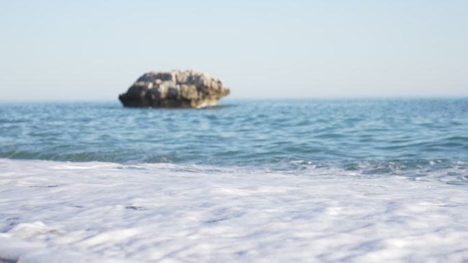 波涛汹涌的地中海，溅起了帕福斯的阿芙洛狄忒海滩