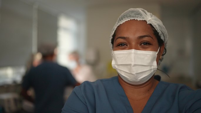 使用防护面罩的手术室护士肖像