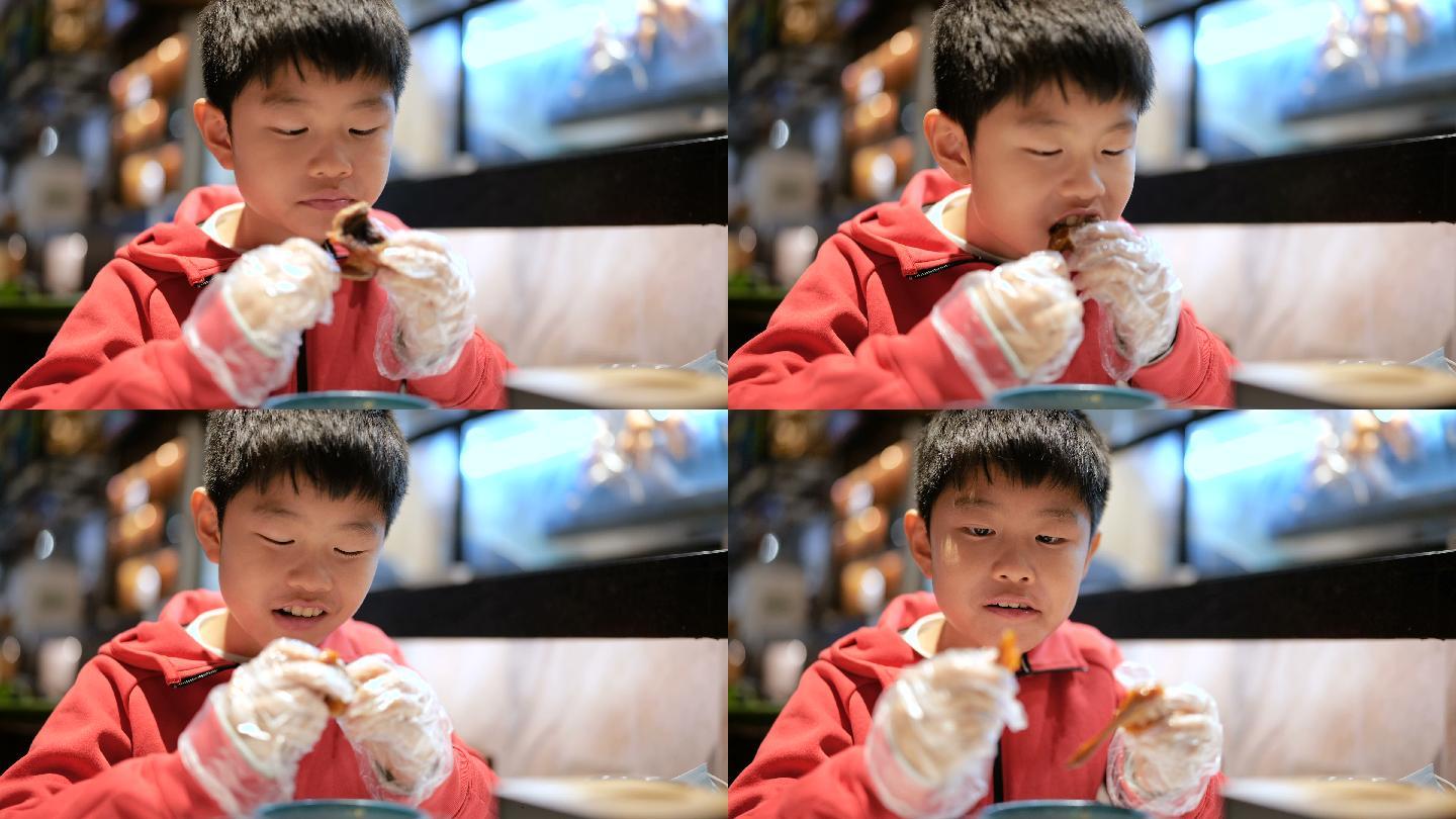小男孩吃烤乳鸽吃肉的小男孩