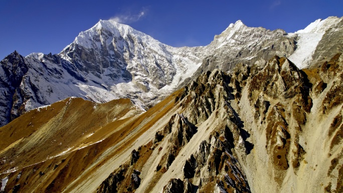 尼泊尔朗塘蓝天下的山地