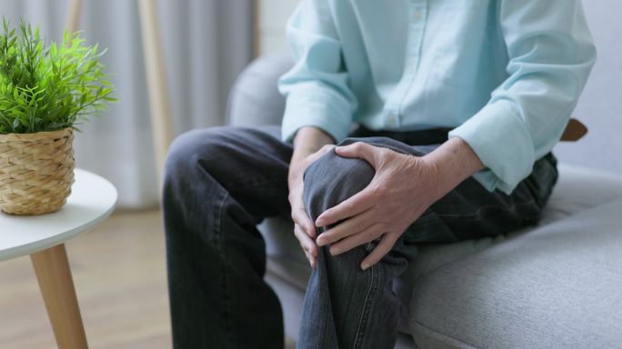 膝盖疼痛的男子自我护理居家手法