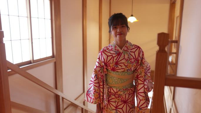 身着和服的少女在日本“ryokan”酒店上楼