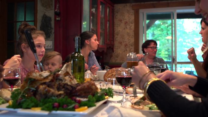 假日季节家庭聚餐外国人生活方式吃饭