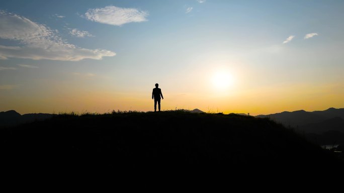 意境成功人士登顶山峰眺望远方思索未来梦想