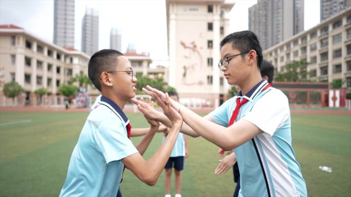 踢足球的小学生