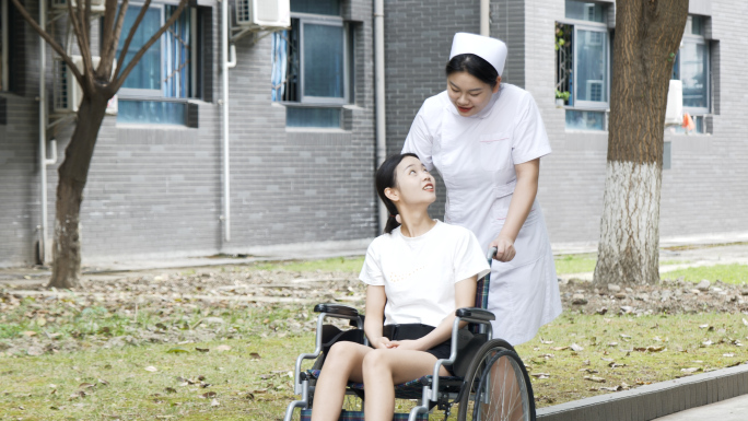 护士用轮椅推着美女病人散心